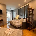 Bellahomes Apartments, Ground Floor, Aircondition, Private Parking, Airport 30 Min *