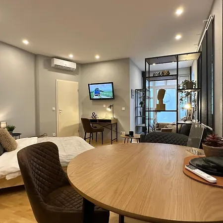 Bellahomes Apartments, Ground Floor, Aircondition, Private Parking, Airport 30 Min