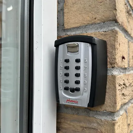 Bellahomes Apartments, Ground Floor, Aircondition, Private Parking, Airport 30 Min Apartmán *