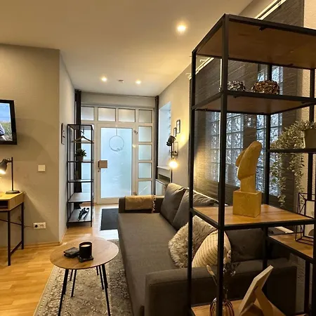 Bellahomes Apartments, Ground Floor, Aircondition, Private Parking, Airport 30 Min *