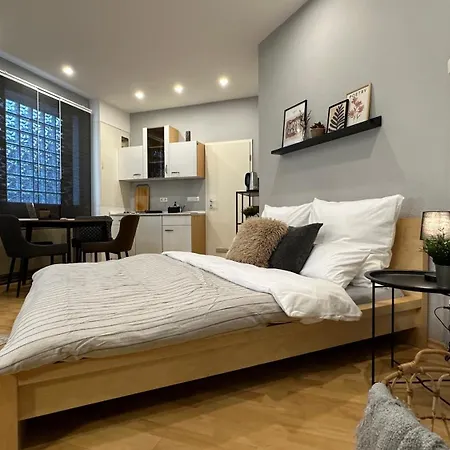 Bellahomes Apartments, Ground Floor, Aircondition, Private Parking, Airport 30 Min