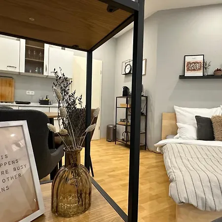 Bellahomes Apartments, Ground Floor, Aircondition, Private Parking, Airport 30 Min