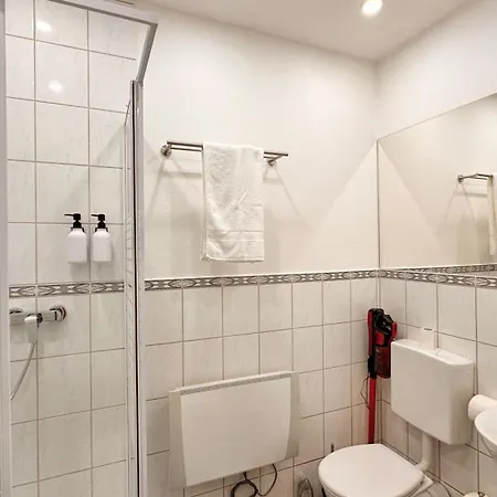 Bellahomes Apartments, Ground Floor, Aircondition, Private Parking, Airport 30 Min *