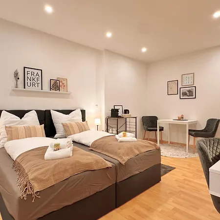 Bellahomes Apartments, Ground Floor, Aircondition, Private Parking, Airport 30 Min