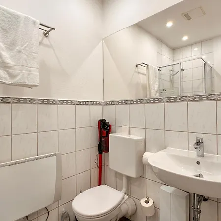 Bellahomes Apartments, Ground Floor, Aircondition, Private Parking, Airport 30 Min Apartmán *