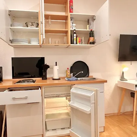 Bellahomes Apartments, Ground Floor, Aircondition, Private Parking, Airport 30 Min *