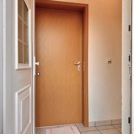 Bellahomes Apartments, Ground Floor, Aircondition, Private Parking, Airport 30 Min *