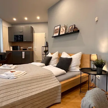 Bellahomes Apartments, Ground Floor, Aircondition, Private Parking, Airport 30 Min *