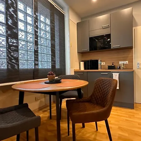 Bellahomes Apartments, Ground Floor, Aircondition, Private Parking, Airport 30 Min * Erlensee