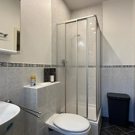 Bellahomes Apartments, Ground Floor, Aircondition, Private Parking, Airport 30 Min Apartment *
