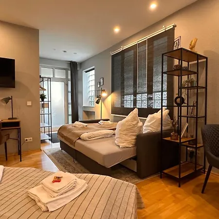 Bellahomes Apartments, Ground Floor, Aircondition, Private Parking, Airport 30 Min *