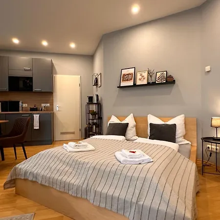 Bellahomes Apartments, Ground Floor, Aircondition, Private Parking, Airport 30 Min