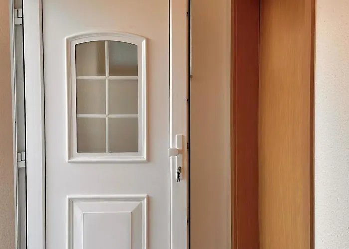 Bellahomes Apartments, Ground Floor, Aircondition, Private Parking, Airport 30 Min Daire