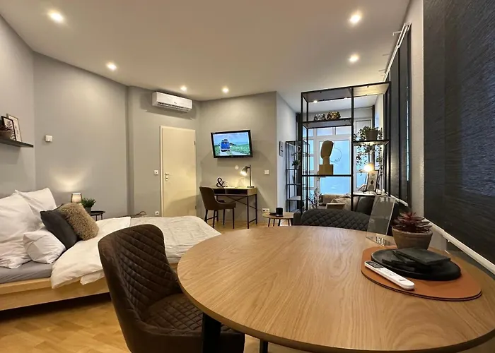 Apartment Bellahomes Apartments, Ground Floor, Aircondition, Private Parking, Airport 30 Min *